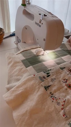 Just over here prepping all the things for this weekend and wanted to share this wholecloth quilt @haleyturner.photo has been working on this week. It’s just the cutest, and I know will get tons of use over at her house. 🥰 This combo and so many more are coming this weekend for the wholecloth quilt kit extravaganza! 🤩 And even if you’re not wanting to make a wholecloth quilt, these bundles would be awesome stash builders for coordinating yardage! Off to do a little editing on my YT video yappi