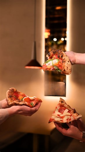 Oliwa i Ogień on Instagram: "W Oliwa i Ogień codziennie jest Dzień Pizzy… Świętuj razem z Nami 🍕🔥 _______ Zarezerwuj swój stolik i wpadnij do nas – czekamy na Ciebie z włoskimi smakami, które skradną Twoje serce! 🍕🇮🇹 📍 Świętego Marcina 2, Wrocław 🕐Poniedziałek – Niedziela: 12:00 – 22:00 📞735 189 650 📍Oławska 27, Wrocław 🕐Niedziela – Czwartek: 12:00 – 23:00 🕐Piątek – Sobota: 12:00 – 24:00 📞784 422 390 . . . . . #wloskakuchnia #wroclaw #wroclove #italianfood #italianrestaurant włoska r