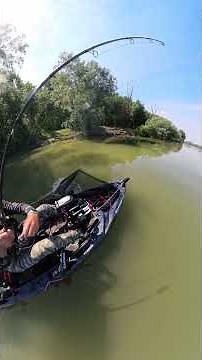 CATTURA dal kayak sul grande fiume: potenza pura in diretta 🎣