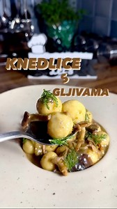 Knedlice s gljivama 🍄‍🟫 - ovo su knedlice koje sam koristio u prethodnom videu za juhu od krumpira🥔, ali sam i ovdje stavio cijeli postupak kako ih napravit 👨🏻‍🍳 - gljive sitno narežete, dinstate ih da sva voda ispari iz njih, začinite sa soli, paprom, timijanom i dodate krem sir po želji ili skutu sam malo da poveze, smjesu ohladite potom oblikujte kuglice i zaledite.🔪 - klasično tijesto za njoke- crveni krumpir, sol, papar, ulje, maslac, muškatni oraščić, pola oštro pola glatko brašno. 