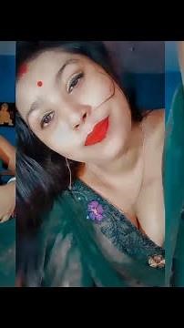 Hot curvy aunty huge belly deep navel sexy dance seductive expressions saree || Viral Desi Reelz