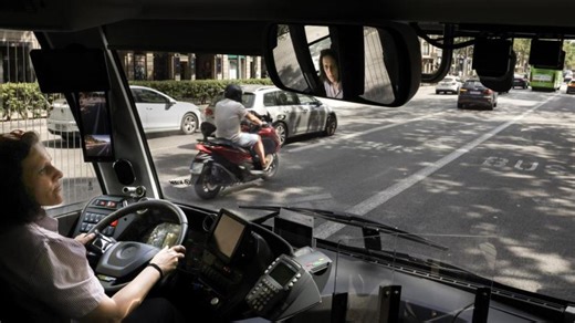 Los autobuses de TMB prueban una cámara 'cazainvasores' del carril bus