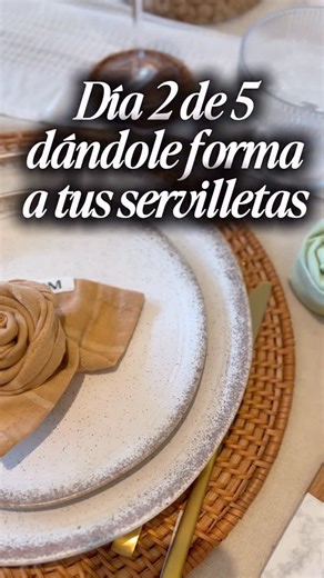 HOM - Decoración y hogar on Instagram: "🌹 Día 2 de 5: dándole forma a tus servilletas Hoy hacemos una rosa, un detalle delicado y súper fácil que transforma cualquier mesa en algo especial. Ideal para sumar algo diferente, lo podés hacer en cualquier época del año!! Si querés ver todas las opciones que tenemos para tu mesa en estas fiestas, comentá “mesa” y te envío el link directo."