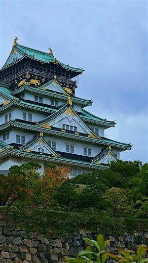 Japan Day 3 - Osaka Castle and exploring Osaka Our 3rd day in Japan and we were still getting used to the humidity and heat 🥵 We decided to go explore Osaka Castle today and tour the museum inside. The castle is absolutely stunning and I definitly recommend going to see it and to learn a bit about the history of the area and the castle. This castle was originally built in 1583, but the current structure is not the original, it was reconstructed in 1931 and modernised in 1997 after it got demage