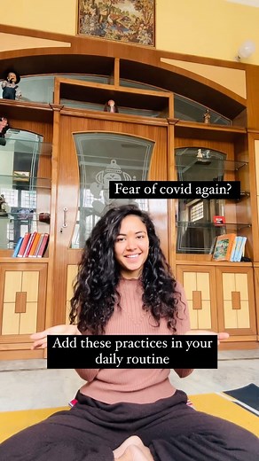 Samriti on Instagram: "You know what? We all are shallow breathers! 20 percent of the lower lobes of the Lung is not even used because of the same reason and hence cold and cough and allergies and sneezing and bad immune system ! Also let me ask you something! Are you breathing right? Your abdomen should move out as you inhale And abdomen should move in as you exhale In my every yoga batch , 2-3 students are always there who do the opposite and hence so many issues in the body! We all know what