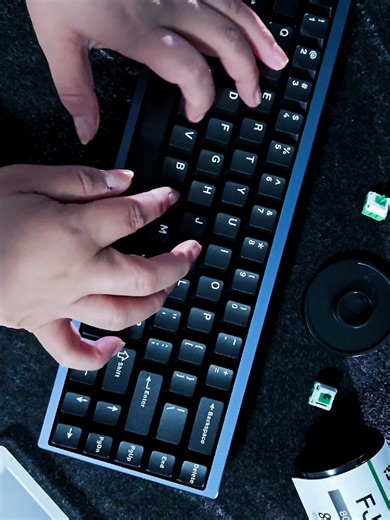 Experiment 22: Same keyboard. Same switch. Two completely different sounds. What changes? The mounting style. In this sound test I’m using HMX FJ400 switches on the Neo65 Core Plus, comparing gasket mount vs O-ring mount. 1️⃣ One mounting style creates a slightly more dampened and controlled profile, softening the edges of the sound and giving the typing experience a smoother feel. 2️⃣ One mounting style opens up a little more acoustically. You’ll often hear greater resonance and liveliness, all