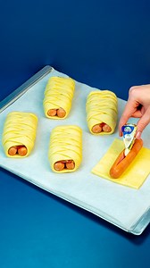 1.4M views · 5.6K reactions | Un mic truc si crenvurstii in foietaj se transforma intr-o capodopera! Ingrediente aluat foietaj: 400 g crenvurști: 500 g brânză topită: 100 g bacon: 120 g ouă: 1 buc iaurt: 100 g ketchup: 50 g castraveți murați: 2 buc oțet: 10 ml sare: 4 g piper negru: 2 g | Savuros.TV | Facebook