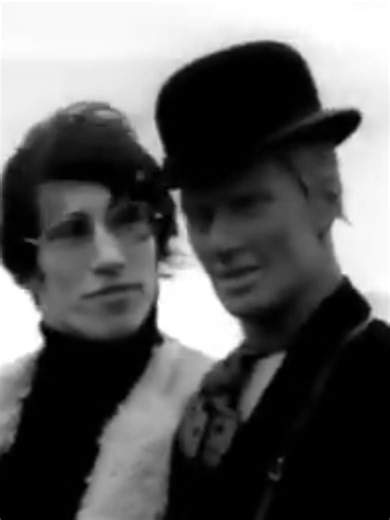 A Relaxing Sunday at the Beach with Pink Floyd