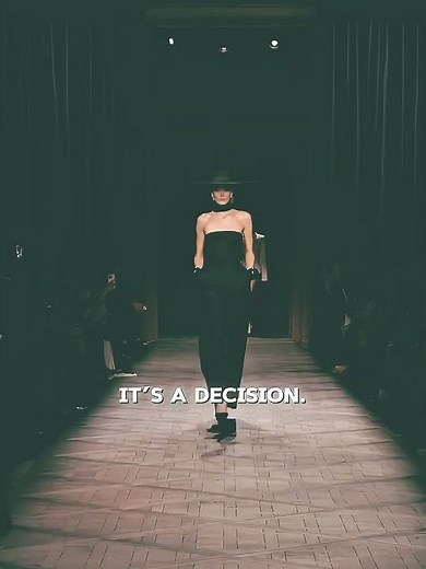 Das AUTO. Supermodel Sleigh 🛷 #fashion #fashionweek #catwalk #runway #fashionreels #fashiontrends