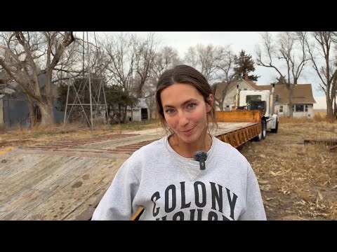 Exploring an Abandoned Farm – Will This Cheap Tractor Start?