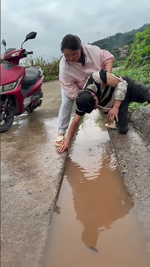 It was too dangerous, but fortunately, a passerby helped.#kindness #help