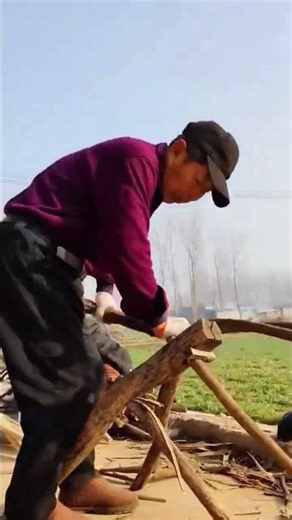 The shaping of mulberry wood forks