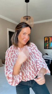 38K views · 327 reactions | TRUCOS TIPS para ordenar y organizar tu armario.. sabías que esto hará que empieces el día con buen pie? Cuéntame qué te parece y sígueme en Lucía Lipperheide para más TIPS #orden #closetorganization #closetorganizer #armarios #ordenar #organizacion #organization #organizar #folder #jerseys #jersey #GadgetGoals #gadgets | Lucía Lipperheide | Facebook