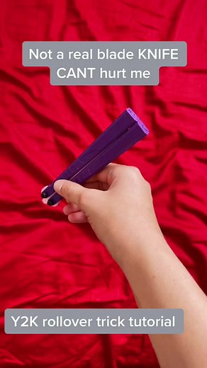 Y2K rollover balisong trainer trick tutorial. Not a reAl blade knife cant hurt me.#CatchChobaniOatmilk #AmazonVirtualTryOn