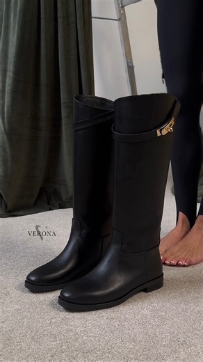 Жіноче взуття on Instagram: "Це тиха розкіш, яка не потребує слів. Чітка форма, ідеальна посадка, впевнена лінія — коли стиль говорить за тебе🖤👢✨ ▫️Model: Pixi😎 Ukrainian виробник VERONA🇺🇦 Розмірний ряд: 36 - 41📏 ▫️Вартість 🍁Байка🍁 - 5250UAH✨ ▫️Вартість ❄️Хутро❄️ - 5450UAH✨ 👉🏼Для замовлення або докладної інформації пишіть у Direct📲"