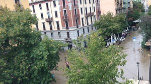 Maltempo, nubifragi nella notte in Lombardia: a Meda straripa il torrente Tarò, a Milano esondato il Seveso | FOTO e VIDEO