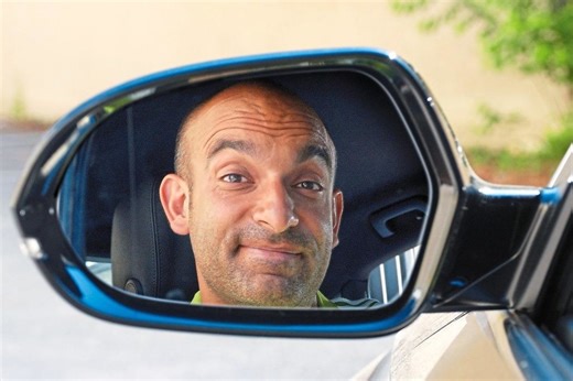 Django Asül kommt mit einem etwas anderen Jahresrückblick in die Kulturfabrik Roth