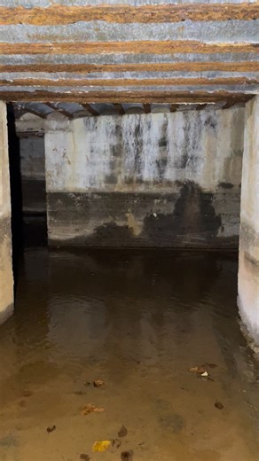 Im Inneren eines Geschützstandes für zwei 9 cm Kanonen am Donon in den Vogesen. Auf der Karte von 1915 ist das Bauwerk als Zwischenraumstreiche bezeichnet. Von hier konnte eine Straße, mit Feuer belegt werden, die es einem feindlichen Angreifer erlaubt hätte, die weiteren Befestigungsanlagen rund um den Donon-Pass zu umgehen. Wollt Ihr mehr Videos der Anlage sehen? #bunker #lostplaces #history #urbex #vogesen | WEINconcepts