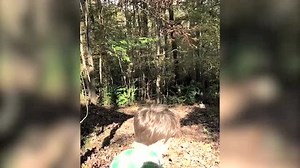 女孩刚把摔倒的弟弟抚起来，背着玩具的小男孩，又摔倒在地上了！_高清1080P在线观看平台_腾讯视频