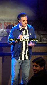 Quisieron sobornarme con fruta. 🍍 Esta pareja ha venido al show al menos cuatro veces, pero esta vez trajeron a su hijo. Su primer monólogo en directo. 💪🏻 Todos los fines de semana monólogo de stand up comedy improvisación.🎤 MADRID ZARAGOZA BARCELONA LA RODA MURCIA #pedroangelroca #standupcomedy #thelocos #monologo #comedy | Pedro Ángel Roca