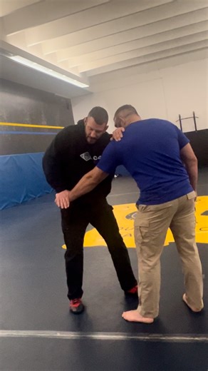Police Jiu Jitsu @c4cpjj @clvtch79 @c4c_operator In holster weapon retention…same side grab The frame and others details are key here to lengthen gun grab and get suspect grip compromised #c4cpjj #copswhotrain #alittlealot #pjj #police #policejiujitsu #invictusleo_official #pfctraining #bjjmakeitmandatory #fightfunctionalbjj #getteady #stayready #bjj #mma #bjjlifestyle #defensivetactics #grappling #training #thinblueline #wegohome #consistencyovertime #consistencyiskey #pjjaffiliated #brazilianj