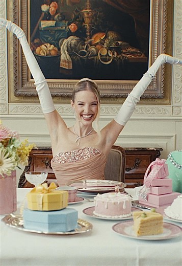 @Leonie Hanne sweetens her pastel pink gown with moreish Matrix jewelry. #Swarovski #ViennaOperaBall