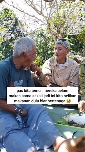 Yayasan Wahdah Inisiatif Kebaikan on Instagram: "‼️ OPEN DONASI ‼️ hanya dengan gaji 400 ribu, 3 Lansia ini rela bekerja untuk menjaga makan dengan luas 3 hektare 17 patok di dataran tinggi 😭 💳 Bank BRI 0137-01-002316-56-3 💳 Bank BSI 76000-454-68 💳 Mandiri 130-00-2578-616-4 An Yayasan Wahdah Inisiatif Kebaikan padahal usianya sudah menginjak hampir 80 tahun tapi masih tetap bekerja, walaupun penghasilan 1,2 juta di bagi 3 orang penjaga makam 😭 tidak hanya menjaga, 3 Abah ini membersihkan ma