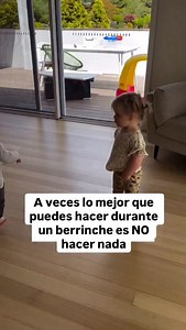 5 cosas que NO debes hacer frente a un berrinche 1. Ceder “solo esta vez” El clásico “ay, ya, para que te calmes.” Cedes ante el berrinche porque estás cansado, tienes prisa, o hay gente mirando. ¿Qué aprende tu hijo? Que si insiste lo suficiente, eventualmente vas a ceder. 2. Contradicciones entre lo que dice mamá y papá Yo digo no, pero papá dice sí. Los niños necesitan predictibilidad y consistencia, sino esa confunsión la expresan a través de berrinches. 3. Esperar hasta que explote para pon