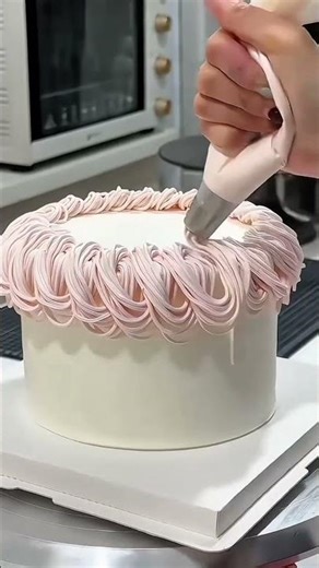 Simple & Elegant Buttercream Cake Design with Spuit Technique #SpuitTechnique #Cake #CakeDecorating