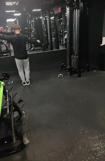 Kayden was doing single arm Cable Side, Lateral Raises. Great kid very ambitious to learn! So I had to show him how toL Light those Shoulders on FIRE!! 🔥🔥. Let’s GET AFTER IT!! Check out the links in my bio where you can send me an email to learn more about how to transform your Mind, Body and Soul. #strengthtraining #buildmuscle #hypertrophy #musclebuilding #upperbody