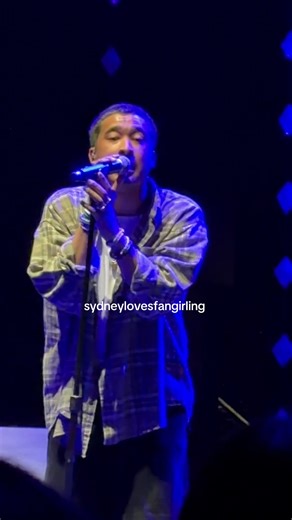 so just don’t mind how i completely guessed the song wrong.. but it was a amazing performance!!@Adrian @Hollywood Records #adrianlyles #starsaligntour #viral