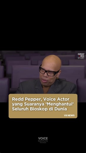 Redd Pepper dijuluki “Mr. Movie Trailer Man” punya baritone yang tebal dan dramatis banget. Suaranya muncul di trailer film seperti Men in Black, The Blair Witch Project, sampai Mr. Bean’s Holiday. Dia bahkan dapet Backstage Vanguard Award dari Society of Voice Arts and Sciences atas kontribusinya di industri VO pada Januari 2026 lalu. 🎥: YouTube/Great Big Story #voiceactor #voiceover #voiceovertalent #reddpepper