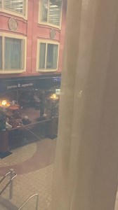 Es muss ja nicht immer Meerblick sein, oder? 😉 Unsere Color Class-Kabine mit Promenadenblick bietet dir auch jede Menge zu gucken – und im gemütlichen Doppelbett schläfst du wie auf Wolken. ☁️ Habt ihr schon mal in einer solchen Kabine übernachtet? | Color Line GmbH