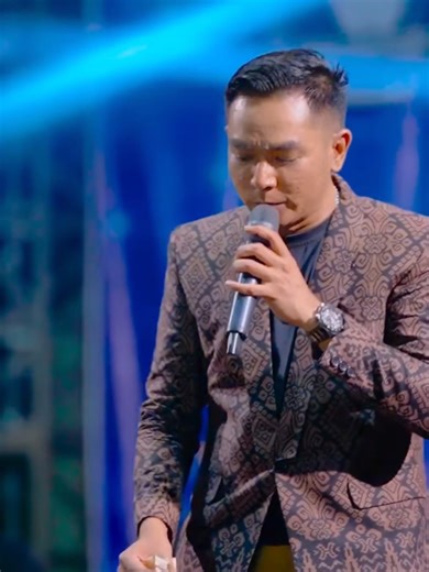 Setinggi apa pun kita berdiri hari ini, sekuat apa pun kita mempertahankan ego, semua akan runtuh pada waktunya. Dunia yang kita kejar mati-matian pun tidak akan ikut saat kita pergi. Yang tersisa hanya diam… dan tubuh yang perlahan kembali ke tanah, menjadi sebujur bangkai tanpa arti. @MAHESA MUSIC @Mas ye'oOo @Romantis_officialpart1 @19_video_production @ramayana_real #pekalongan #pekalonganhits #shinelighting #shineindonesia #lighting
