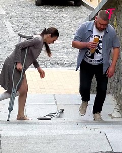 Strangers united to give a hand to a girl with a heavy suitcase on crutches | Fabiosa Australia