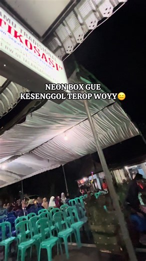 WOOYY LAAAAA.. wes nyeblokno. Pas kene takon takon sopo seng njukuk malah meneng njegideg ae. gaono minta maaf e blass malah alesan tokkk. Salah ngunu disingitno maneh… dikiro aku gaketok😑 GAK PROFESIONAL BLASSSS. Mosok masang ga ndelok sekitar e. 😏