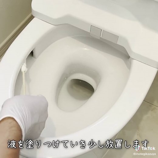 便器内の水が出てくる穴の中は、黒ずみ汚れがつきやすいところです… なのにしっかり掃除しにくいので、黒ずみ汚れをキレイに落とすことも難しいところなんですよね… そんな穴の中の黒ずみ落としは、ペーパーを割り箸巻きつけたお掃除棒と、ハイターなどの塩素系を使えば簡単にキレイにできます！ #トイレ掃除 #便器#トイレ掃除らしのアイデア