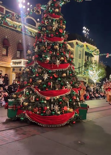 The Disneyland Christmas Parade Tree #disneyland #disney #christmas #christmasparade #christmastree
