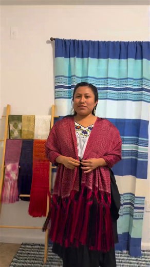 El rebozo no es solo una prenda… es historia tejida con amor. 🤎 Es abrigo en las mañanas frías, es sombra bajo el sol, es cargador de hijos, es identidad y orgullo de nuestras raíces. Cada hilo representa tradición, cultura y el trabajo de manos artesanas que siguen manteniendo viva nuestra herencia. El rebozo acompaña a la mujer en el campo, en la cocina, en la fiesta y en la vida diaria. Es fuerza, es elegancia, es Oaxaca… y es corazón. @destacar Dunaxhii | Divina Lopez