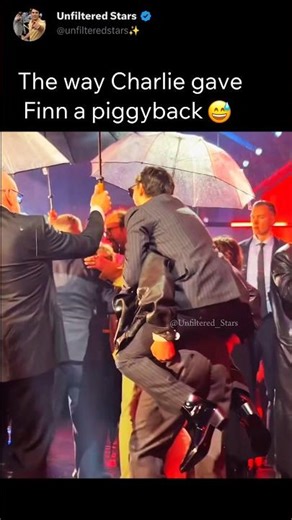 The Way Charlie Heaton Gave Finn Wolfhard a Piggyback 🥹