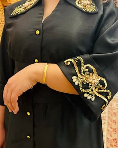 ❤️Pour un style unique optez une robe noire brodée a la mains 🇹🇳❤️ la classe #robe #classerobes #Création @lella el bedouia Téléphone ☎️ 55712607 | Lella El Bedouia