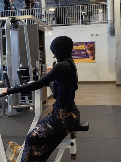 Sarah Farhat on Instagram: "HOURGLASS GUIDE 🤍⏳ how to achieve an hourglass physique ⬇️ - Seated Machine Rows (3 sets to failure) - Romanian Deadlifts (3 sets to failure) - Lat Pulldown (3 sets to failure) - Bulgarian Split Squats (3 sets to failure) - KAS Glute Bridge (3 sets to failure) Building a V-taper and growing your legs will give you that hourglass shape 🦾 #reels #gym #gymgirl #glutes #fitnesstips #gymtips #gymmotivation #fitnessmotivation #workouttips"