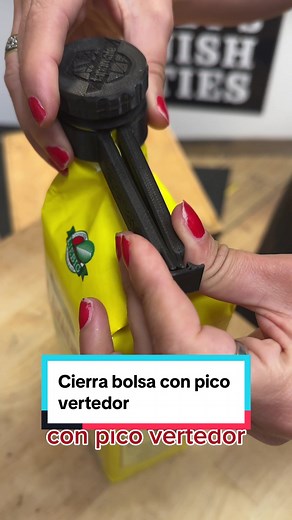 Este cierra bolsa con pico vertedor te aseguramos que es toooooodo lo que necesitás para tu yerba! ✔️ Práctico, fácil de usa, mantiene limpia tu casa (sin yerba por todos lados 🤪) y lo mejor...podés regular bien cuánta yerba usas...ni un poquito de más 💯 Tip! 👉 También te sirve para bolsas de alimentos como azúcar, arroz, fideos, lentejas, etc 😌🤭 Los mejores accesorios para tus 🧉, los encontrás en nuestro local! 😏 Te esperamos en📍 2 Merchants Arch, Temple Bar, Dublín, Irlanda 🙌 #materos