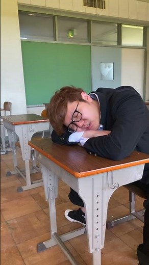 授業中に寝ている生徒に先生がチョークを投げつけたらまさかの事態に・・・ #Shorts