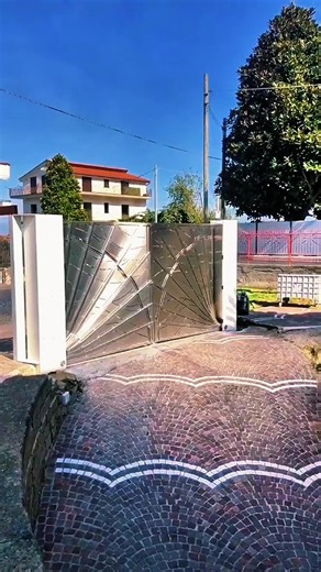 Is this the most satisfying gate ever? 😳🔥#gatedesign #engineering #architecture #welding #cr