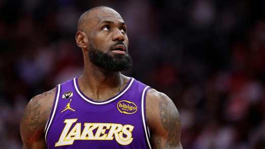 LeBron James dunks 6 against Rockets in Lakers’ 7th straight win