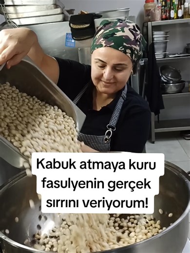 Kuru fasulyenin lezzeti sadece salçasında değil, en başta nasıl ıslatıldığında saklıdır 😍 Kabuk atmayan, gaz yapmayan ve lokum gibi pişen bir kuru fasulye istiyorsan işin sırrı geceden tuzlu suda bekletmekte. Tereyağıyla birleşince ortaya çıkan o lokanta usulü lezzet ise bambaşka oluyor 🔥 Bir kez bu yöntemle yaptığında eski tarifine dönmek istemeyeceksin! 📌 Kaydetmeden geçme, gerçek kuru fasulye böyle yapılır! TEREYAĞLI KURU FASULYE Malzemeler • 500 gram kuru fasulye • 1 adet büyük boy kuru s