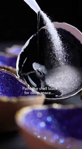 You will need: Eggshells (Cleaned, membrane removed, and dried) 🥚 Acrylic Paint (Black, Dark Blue, or Purple) 🎨 Alum Powder 🧂 White Glue 🧴 Boiling Water 💧 Food Coloring (Blue, Red, Purple) 🌈 Silver/Gold Glitter ✨ Paintbrush 🖌️ Instructions: 1. Prepare the "Space" Base 🌑 Paint the inside of your clean, dry eggshell with black or dark blue acrylic paint. Let the paint dry completely. This dark background creates the "deep space" look behind your crystals. 2. Seed the Stars Once the paint i