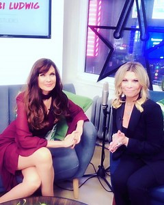 Our next #TalkingLive guest has both beauty and brains! @modelcarolalt is a Supermodel/Entrepreneur who has graced the covers of over 700 magazines and described as the most beautiful woman in the world by Playboy. She stopped by our studios at #TalkingLive to share more about her life and the exciting projects she’s been working. Projects which include hosting her own talk show, Carol Alt’s Living room, on @fnlnetwork and talking about “How to Create a Healthy You” with Raw Food for @thetruthab