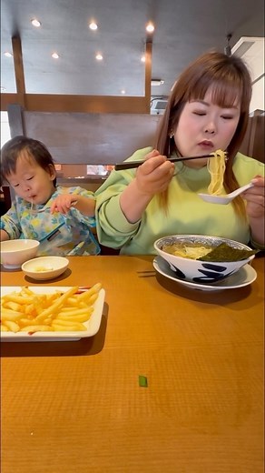 Yome-Pon-Pon on Instagram: "本日はラーメン。 小さい子を連れて行けるラーメン屋は神。 夫婦共にラーメンが好きすぎるので、ありがたい限り。 子供がいる生活は見る角度が全く以前の人生と違うものになり、異世界に連れて行かれたほど一変します。 行く店、連む人、出会う人。 その一変した人生が、良いかどうかはわかりませんが ご機嫌に過ごすコツが最近わかったんです。 それは自分のペースを乱されてもそれが普通と思うということです。 コントロールしたい気持ちから焦ったりするとシンプルにイライラします。でももう無理や。と割り切るとわりと楽になります。もうええわ。は前向きな魔法の言葉です。 コントロールしようとする自分を諦める。やれることからやる。シンプルですが効果覿面。マイペースをぶっ壊して新たなペースで今年は行こうと思います。 #ぽっちゃり #ラーメン"